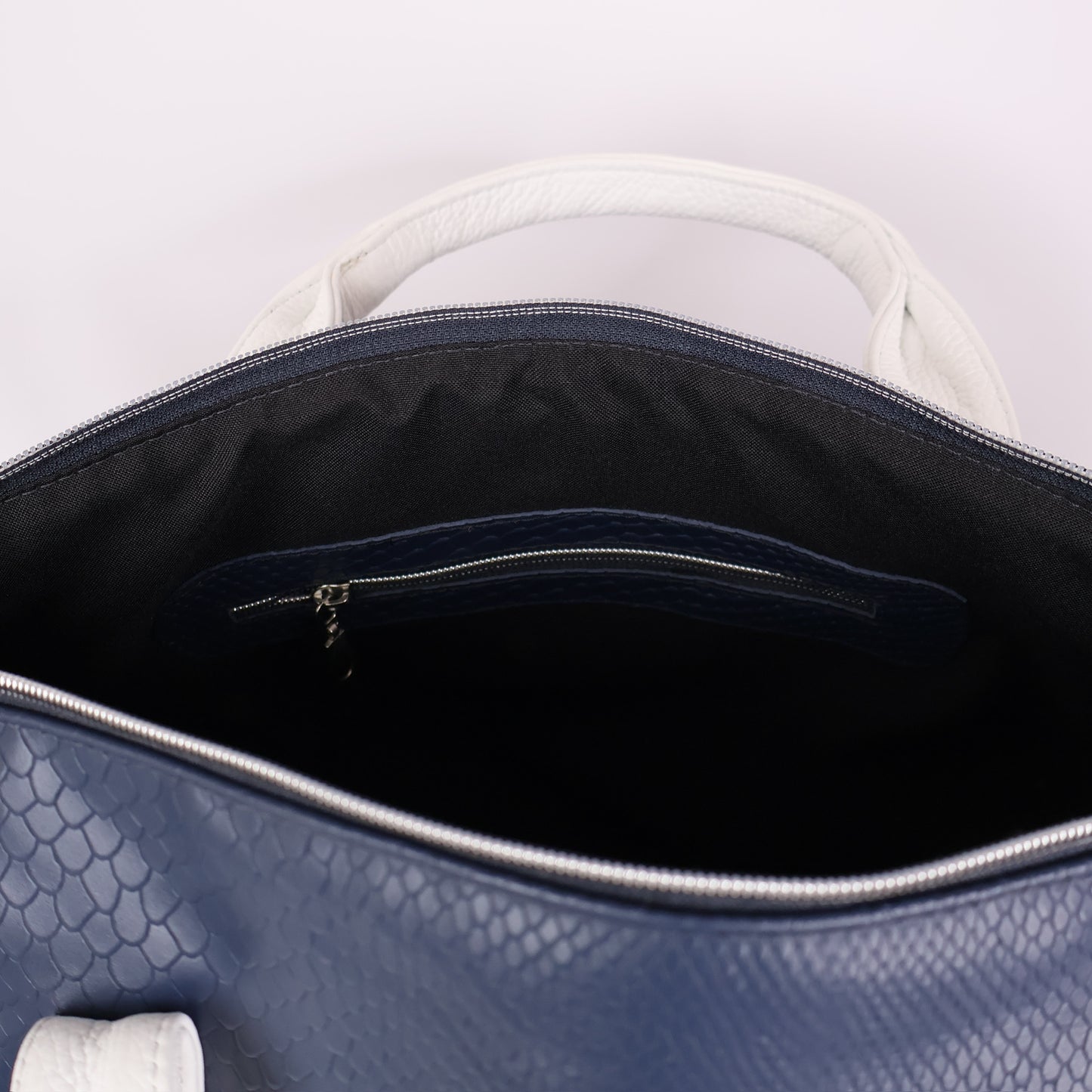 Weekender Duffel: Navy Boa / Pure White