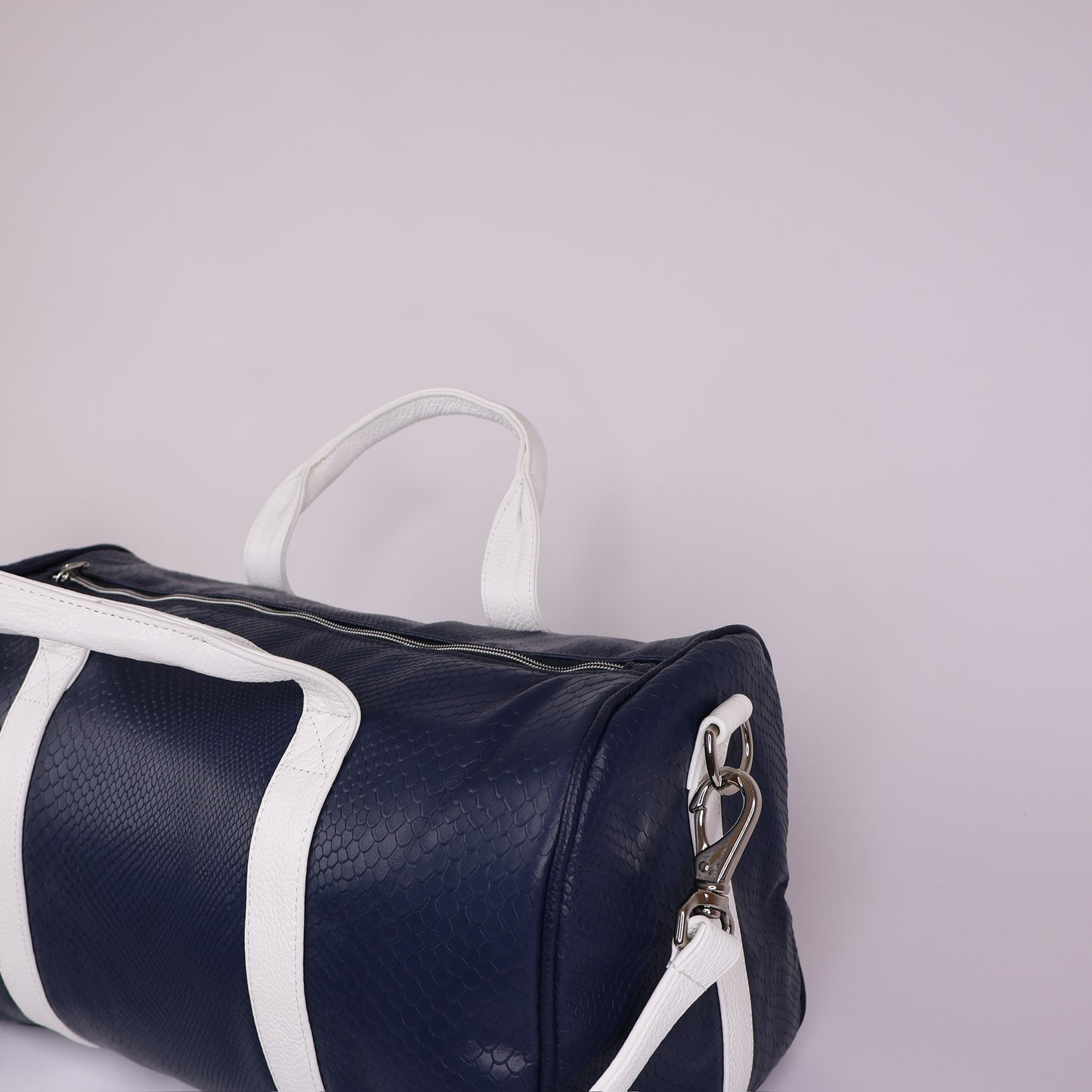 Weekender Duffel: Navy Boa / Pure White